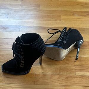 Gwen Stephanie/ size 8.5, lace up/zip up booties. Black/ royal blue detail